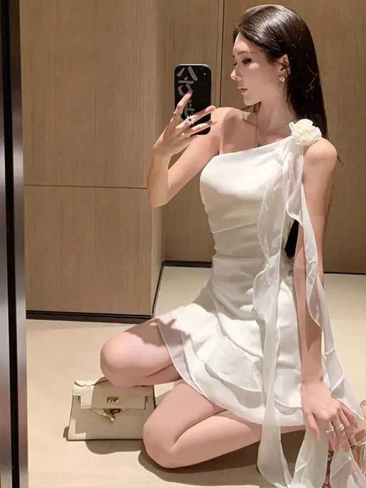 New Women Summer Fashion White Sexy Club Sleeveless Backless Slim Pleated Mini Dress Slanted Shoulder Elegant Party Short Dress