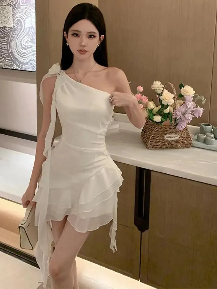 New Women Summer Fashion White Sexy Club Sleeveless Backless Slim Pleated Mini Dress Slanted Shoulder Elegant Party Short Dress