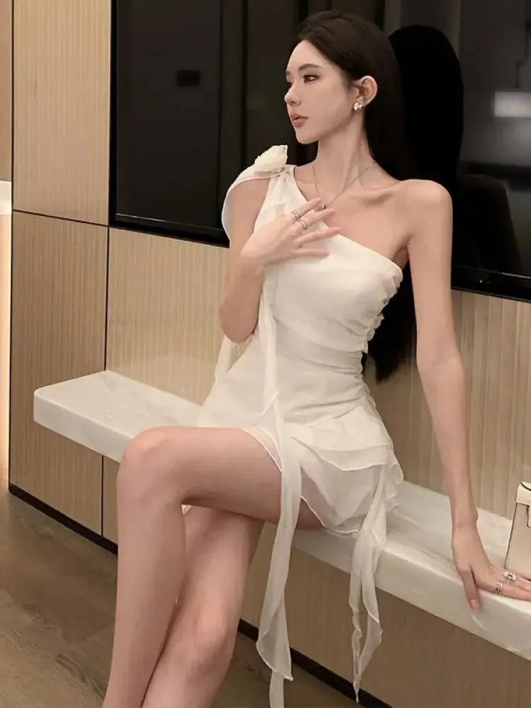 New Women Summer Fashion White Sexy Club Sleeveless Backless Slim Pleated Mini Dress Slanted Shoulder Elegant Party Short Dress