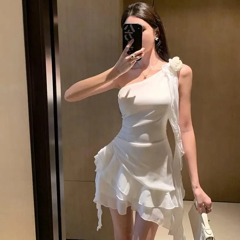 New Women Summer Fashion White Sexy Club Sleeveless Backless Slim Pleated Mini Dress Slanted Shoulder Elegant Party Short Dress